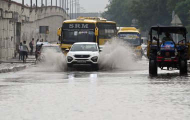 YENİ DELHI INDIA 26 HAZİRAN 2023 Mayur Vihar Faz 2 yakınlarında muson yağmurları sırasında Yeni Delhi Hindistan 'da ağır yağmurlar gören Delhi NCR sakinleri, su birikintisi nedeniyle ağır yağmur sorunlarıyla karşılaştı. 