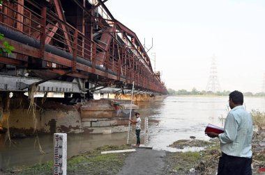 YENİ DELHI INDIA 26 HAZİRAN 2023 Yamuna su geçişi sonrası su seviyesini kontrol eden Merkez Su Komisyonu çalışanları 26 Temmuz 2023 'te Yeni Delhi Hindistan Fotoğrafı: Sanjeev Verma Hindustan Times