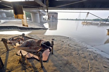 NEW DELHI INDIA 26 Temmuz 2023 Yamuna Nehri 'nin su seviyesi Hathni Kund barajından yükselen su seviyesi Eski Yamuna Köprüsü Loha Pulon 26 Temmuz 2023' de Yeni Delhi Hindistan 'da Sanjeev Verma Hindusta
