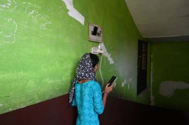 26 Temmuz 2023 'te Noida Hindistan Pho' da muson yağmurları nedeniyle Hindon Nehri 'nin kabarması nedeniyle evlerinin sular altında kalmasından sonra Chotpur Kolonisi' ndeki Hindon Nehri 'nin alçak bölgelerinde yaşayan insanlar özel okula taşınır.