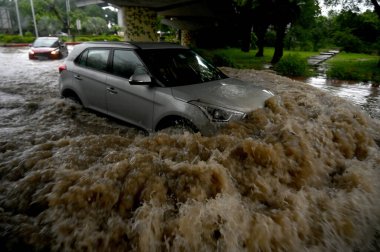 NOIDA INDIA 26 HAZİRAN 2023 GİRİŞLERİ, 26 Temmuz 2023 tarihinde Noida Hindistan 'da 44. Sektör' de sular altında kalan bir yoldan geçmektedir.