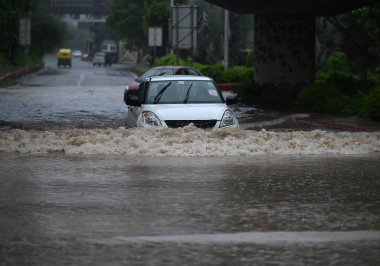 NOIDA INDIA 26 HAZİRAN 2023 GİRİŞLERİ, 26 Temmuz 2023 tarihinde Noida Hindistan 'da 44. Sektör' de sular altında kalan bir yoldan geçmektedir.