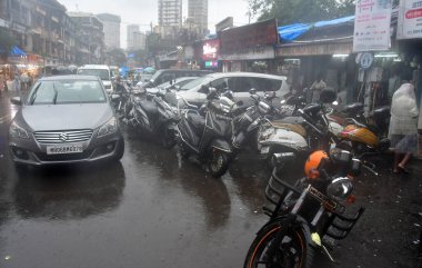 MUMBAI INDIA 26 Temmuz 2023 Bir ziyaretçi 26 Temmuz 2023 tarihinde Kalbadevi Yolu 'na park etti Mumbai Hindistan Fotoğraf: Bhushan Koyande Hindustan Times
