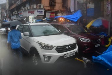 MUMBAI INDIA 26 Temmuz 2023 Bir ziyaretçi 26 Temmuz 2023 tarihinde Kalbadevi Yolu 'na park etti Mumbai Hindistan Fotoğraf: Bhushan Koyande Hindustan Times