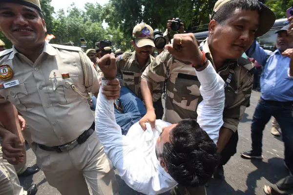 YENİ DELHI INDIA 20 HAZİRAN 2023 Polis Teşkilatı 20 Temmuz 2023 'te Manipur' daki artan enflasyon ve gençlik işsizliğine karşı Merkezi Hükümet 'i protesto eden Hint Gençlik Kongresi aktivistini gözaltına aldı. 