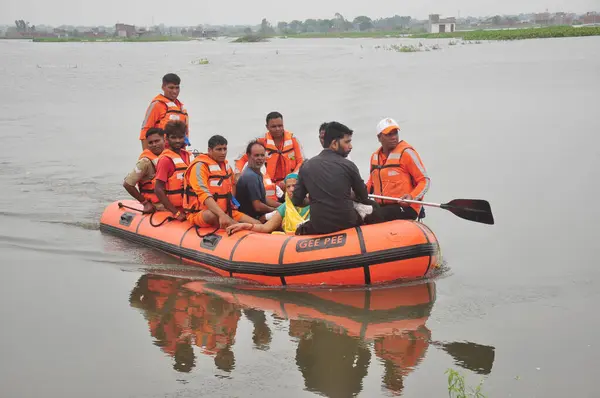 stock image GHAZIABAD INDIA JULY 21 2023 NDRF Personnel rescued residents from the flooded Atour village area when the water level of the Hindon river increased on July 21 2023 in Ghaziabad India Photo by Sakib Ali Hindustan Times