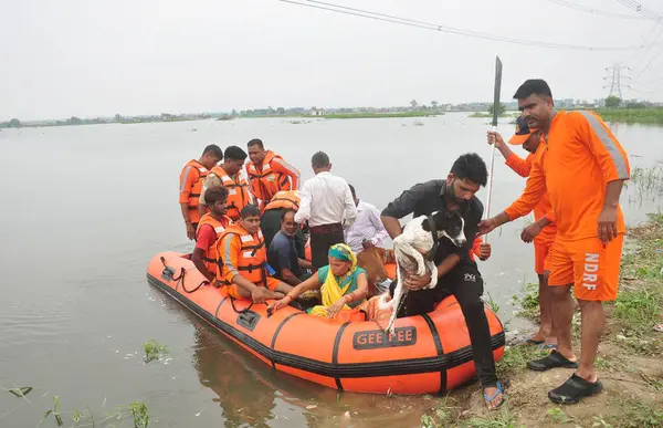 stock image GHAZIABAD INDIA JULY 21 2023 NDRF Personnel rescued residents from the flooded Atour village area when the water level of the Hindon river increased on July 21 2023 in Ghaziabad India Photo by Sakib Ali Hindustan Times