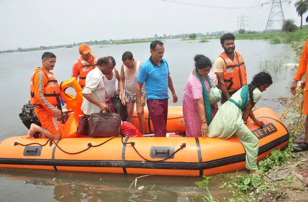 stock image GHAZIABAD INDIA JULY 21 2023 NDRF Personnel rescued residents from the flooded Atour village area when the water level of the Hindon river increased on July 21 2023 in Ghaziabad India Photo by Sakib Ali Hindustan Times