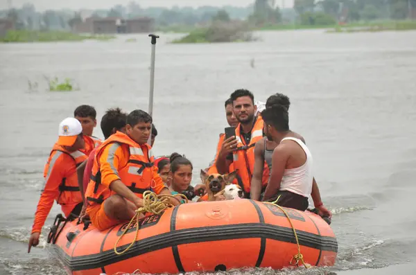 stock image GHAZIABAD INDIA JULY 21 2023 NDRF Personnel rescued residents from the flooded Atour village area when the water level of the Hindon river increased on July 21 2023 in Ghaziabad India Photo by Sakib Ali Hindustan Times