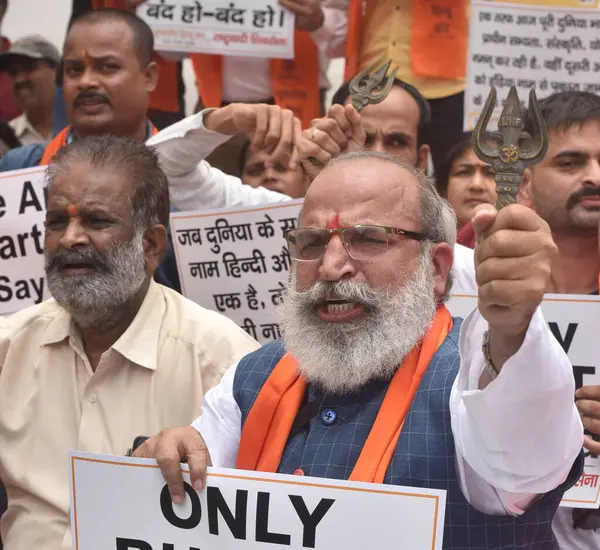 NEW DELHI INDIA 22 HAZİRAN 2023 Birleşik Hindu Cephesi aktivistleri Jantar Mantar 'da bir gösteri düzenleyerek Hindistan' ın adını zengin kültürel mirasımız olan Yeni Delhi Hindistan 'da 22 Temmuz 2023 tarihinde ortaya atılan talepler doğrultusunda Bharat olarak değiştirilmesi yönünde çağrıda bulundular.