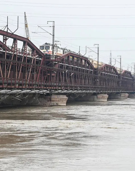 NEW DELHI INDIA 21 HAZİRAN 2023 Yamuna su seviyesi tehlike seviyesini 21 Temmuz 2023 'te Yeni Delhi Hindistan Fotoğrafı: Vipin Kumar Hindustan Times