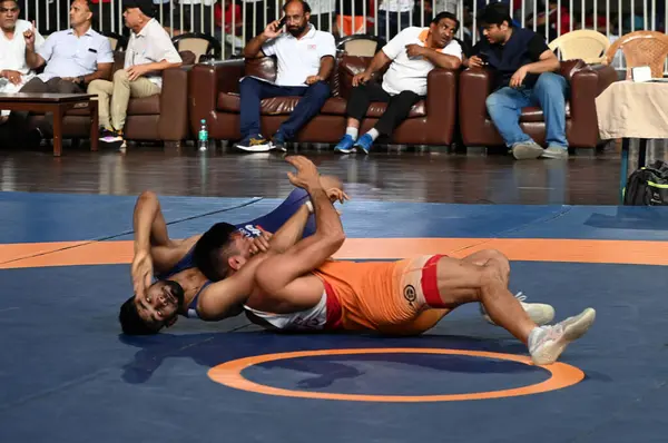 NEW DELHI INDIA 22 Temmuz 2023 SSCB 'li Sandeep ve Uttar Pradesh' li Saurabh 22 Temmuz 2023 tarihinde IGI Stadyumu 'nda düzenlenen 2023 Asya Oyunları erkekler 60kg kategorisinde Arvind Yadav Hindustan tarafından çekilmiştir. 