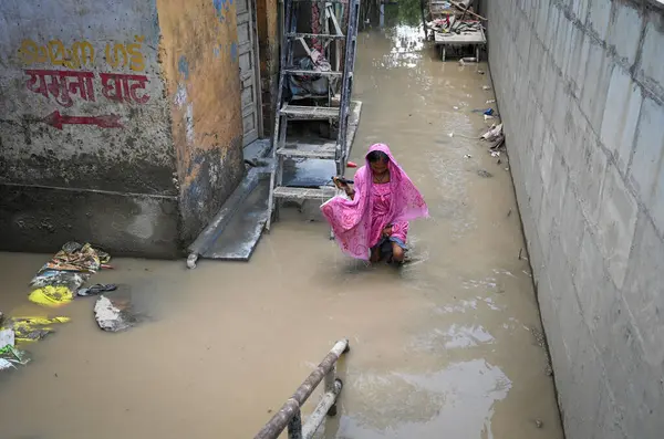 24 Temmuz 2023 'te Yeni Delhi Hindistan' da şiddetli muson yağmurlarının ardından Yamuna nehrinin su seviyesinin yükselmesiyle Yamuna nehrinin içine giren Yamuna Çarşısı 'ndan tahliye edilen 24 Temmuz 2023' te Sanchit K tarafından çekilen insanlar görülüyor.