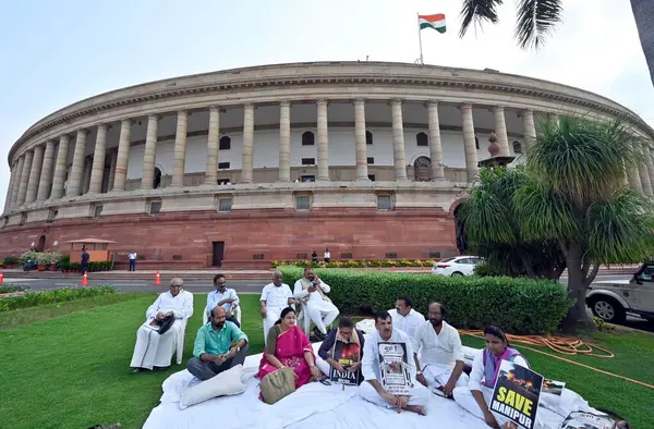 24 Temmuz 2023 'te Yeni Delhi Rajya Sabha Başkanı Jagdeep Dhankhar, Pazartesi günü parlamento binasındaki Mahatma Gandhi heykeli yakınlarında düzenlenen protesto sırasında diğer parti milletvekilleri ile birlikte Yeni Delhi Hindistan' da 24 Temmuz 2023 'te düzenlenen