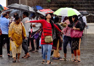 26 Temmuz 2023 'te Hindistan' ın Mumbai şehrinde CST bölgesinde Bhushan Koyande Hindustan Times tarafından çekilen fotoğrafta, MUMBAI INDIA 26 Temmuz 2023 'te yürürken ve şemsiyeler tutarken görüldü.