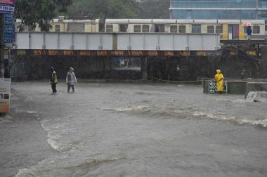 26 Temmuz 2023 'te Mumbai Hindistan' da muson yağmurları altında Andheri 'deki araçlar için 26 Temmuz 2023' te kapatıldı. Fotoğraf Vijay Bate Hindustan Times tarafından çekilmiştir.