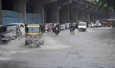 MUMBAI INDIA 26 Temmuz 2023 Jogeshwari 'deki Batı Ekspres Otoyolu' nda 26 Temmuz 2023 'te Vijay Bate Hindustan Times tarafından çekilmiştir.