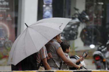 GURUGRAM INDIA 20 HAZİRAN 2023 Öğrenciler, 27 Temmuz 2023 'te Devlet Hastanesi yakınlarındaki Basai Yolu' nda muson yağmurları altında Hindistan Gurugramı 'nda Parveen Kumar Hindustan Times