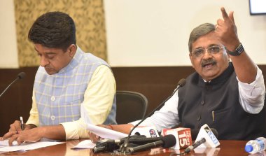 NEW DELHI INDIA 27 Temmuz 2023 Yeni Delhi Belediye Konseyi Başkan Yardımcısı Satish Upadhyay ve üye Kuldeep Chahal, NDMC Kongre Merkezi 'nde yapılan toplantı sonrasında Medya Kişileriyle Konuşma ve Etkileşim Toplantısı