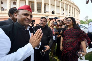 NEW DELHI INDIA 27 JULY 2023 AAP milletvekili Sanjay Singh Samajwadi Partisi genel başkanı Akhilesh Yadav ve diğer milletvekilleri, 27 Temmuz 2023 tarihinde Yeni Delhi Indi 'de yapılan Muson oturumunda Rajya Sabha' dan açığa alınmasını protesto ederken,