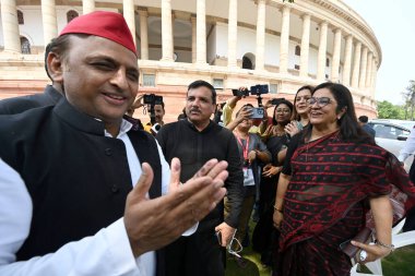 NEW DELHI INDIA 27 JULY 2023 AAP milletvekili Sanjay Singh Samajwadi Partisi genel başkanı Akhilesh Yadav ve diğer milletvekilleri, 27 Temmuz 2023 tarihinde Yeni Delhi Indi 'de yapılan Muson oturumunda Rajya Sabha' dan açığa alınmasını protesto ederken,