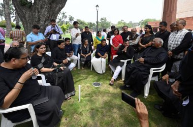 NEW DELHI INDIA 27 HAZİRAN 2023 AAP milletvekili Sanjay Singh, 2 Temmuz 'da parlamento binasındaki Muson oturumunda Rajya Sabha' dan uzaklaştırılmasını protesto eden Rajya Sabha Mallikarjun Kharge ve diğer muhalif milletvekilleriyle birlikte