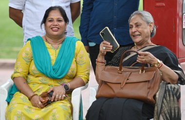 NEW DELHI INDIA 27 Temmuz 2023 Samajwadi Parti Milletvekili Jaya Bachchan ve AAP Milletvekili Sanjay Singh, 27 Temmuz 2023 tarihinde Yeni Delhi Hindistan 'da yapılan Muson Evi kompleksinde eşi Anita Singh. Fotoğraf: Sanjeev Verma Hindustan Times