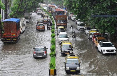 MUMBAI INDIA 27 HAZİRAN 2023 Maharshi Karve Yolu 'nda Kilichgate ve Marine Drives arasında 27 Temmuz 2023 tarihinde Hindistan' da çekilmiştir. Fotoğraf: Anshuman Poyrekar Hindustan Times