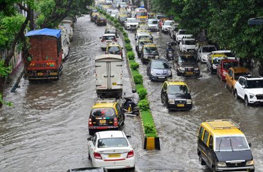 MUMBAI INDIA 27 HAZİRAN 2023 Maharshi Karve Yolu 'nda Kilichgate ve Marine Drives arasında 27 Temmuz 2023 tarihinde Hindistan' da çekilmiştir. Fotoğraf: Anshuman Poyrekar Hindustan Times