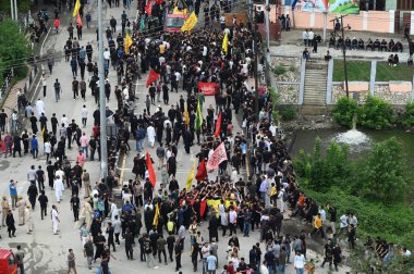 27 Temmuz 2023 'te Srinagar' daki Srinagar Hindistan Muharram geçidinde 30 yıl sonra Muharram geçit törenine katılan 20 Temmuz 2023 'te, 34 yıldır ilk kez geleneksel rotadan çıkarıldı.