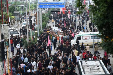 27 Temmuz 2023 'te Srinagar' daki Srinagar Hindistan Muharram geçidinde 30 yıl sonra Muharram geçit törenine katılan 20 Temmuz 2023 'te, 34 yıldır ilk kez geleneksel rotadan çıkarıldı.