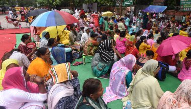 NEW DELHI INDIA 28 Temmuz 2023 Anganwadi çalışanları ve yardımcıları, Anganwadi İşçi Federasyonu AEFIat Jantar mantar bayrağı altında 28 Temmuz 2023 tarihinde Yeni Delhi Hindistan 'daki protestoları protesto etmek için ülke çapında protestolara katıldılar.
