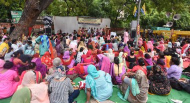 NEW DELHI INDIA 28 Temmuz 2023 Anganwadi çalışanları ve yardımcıları, Anganwadi İşçi Federasyonu AEFIat Jantar mantar bayrağı altında 28 Temmuz 2023 tarihinde Yeni Delhi Hindistan 'daki protestoları protesto etmek için ülke çapında protestolara katıldılar.