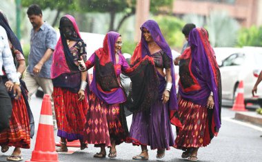 YENİ DELHI INDIA 28 Temmuz 2023 Gujarat ve Rajasthan 'dan ziyaretçiler 28 Temmuz 2023 tarihinde Yeni Delhi Hindistan' da yapılan Muson oturumuna tanıklık etmek üzere Parlamento Binasına geldiler.