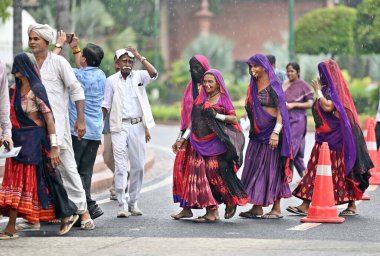 YENİ DELHI INDIA 28 Temmuz 2023 Gujarat ve Rajasthan 'dan ziyaretçiler 28 Temmuz 2023 tarihinde Yeni Delhi Hindistan' da yapılan Muson oturumuna tanıklık etmek üzere Parlamento Binasına geldiler.