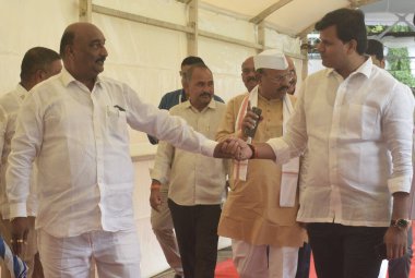 MUMBAI INDIA 28 Temmuz 2023 Dışişleri Bakanı Sandipan Bhumre, 28 Temmuz 2023 'te Mumbai Hindistan' da düzenlenen Maharashtra muson toplantısı sırasında MLA Ravi Rana ile görüşür.