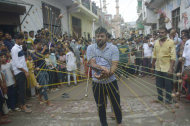 GHAZIABAD INDIA 29 Temmuz 2023 Şii Müslümanlar, 29 Temmuz 2023 'te Gaziabad Hindistan' da 4. koğuşta düzenlenen Muharram geçit törenine katıldılar. Ashura, Yaz Muhammed 'in orduları tarafından öldürülen Hz. Muhammed' in torunu İmam Hüseyin 'in yasını tutuyor.