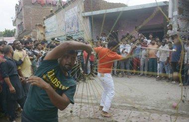 GHAZIABAD INDIA 29 Temmuz 2023 Şii Müslümanlar, 29 Temmuz 2023 'te Gaziabad Hindistan' da 4. koğuşta düzenlenen Muharram geçit törenine katıldılar. Ashura, Yaz Muhammed 'in orduları tarafından öldürülen Hz. Muhammed' in torunu İmam Hüseyin 'in yasını tutuyor.