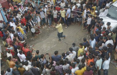 GHAZIABAD INDIA 29 Temmuz 2023 Şii Müslümanlar, 29 Temmuz 2023 'te Gaziabad Hindistan' da 4. koğuşta düzenlenen Muharram geçit törenine katıldılar. Ashura, Yaz Muhammed 'in orduları tarafından öldürülen Hz. Muhammed' in torunu İmam Hüseyin 'in yasını tutuyor.