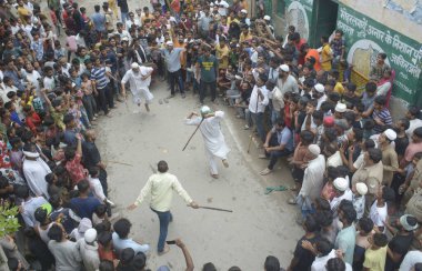 GHAZIABAD INDIA 29 Temmuz 2023 Şii Müslümanlar, 29 Temmuz 2023 'te Gaziabad Hindistan' da 4. koğuşta düzenlenen Muharram geçit törenine katıldılar. Ashura, Yaz Muhammed 'in orduları tarafından öldürülen Hz. Muhammed' in torunu İmam Hüseyin 'in yasını tutuyor.