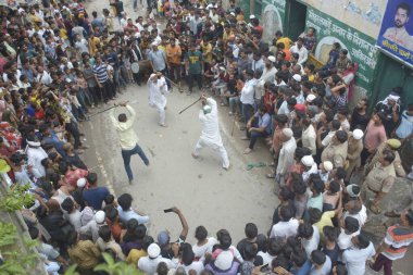 GHAZIABAD INDIA 29 Temmuz 2023 Şii Müslümanlar, 29 Temmuz 2023 'te Gaziabad Hindistan' da 4. koğuşta düzenlenen Muharram geçit törenine katıldılar. Ashura, Yaz Muhammed 'in orduları tarafından öldürülen Hz. Muhammed' in torunu İmam Hüseyin 'in yasını tutuyor.