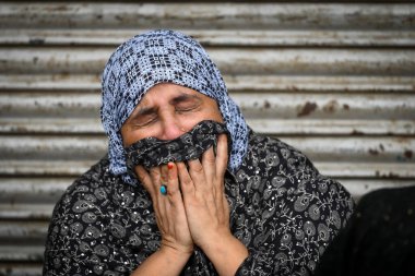 YENİ DELHI INDIA 29 HAZİRAN 2023 Şii Müslüman kadınlar, 29 Temmuz 2023 tarihinde Yeni Delhi Hindistan 'da Şii Kapısı' ndaki Muharram geçit törenine katılırken Hz. Muhammed 'in torunu İmam Hüseyin' in yasını tutuyor. 