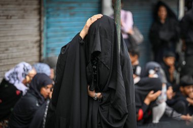 YENİ DELHI INDIA 29 HAZİRAN 2023 Şii Müslüman kadınlar, 29 Temmuz 2023 tarihinde Yeni Delhi Hindistan 'da Şii Kapısı' ndaki Muharram geçit törenine katılırken Hz. Muhammed 'in torunu İmam Hüseyin' in yasını tutuyor. 