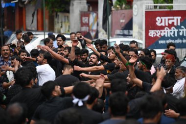 YENİ DELHI INDIA 29 HAZİRAN 2023 Şii Müslümanlar, 29 Temmuz 2023 tarihinde Yeni Delhi 'deki Şii Kapısı' ndaki Muharram geçit törenine katıldılar.