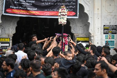 YENİ DELHI INDIA 29 HAZİRAN 2023 Şii Müslümanlar, 29 Temmuz 2023 tarihinde Yeni Delhi 'deki Şii Kapısı' ndaki Muharram geçit törenine katıldılar.