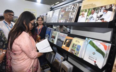 NEW DELHI INDIA 29 Temmuz 2023 Dışişleri ve Kültür Bakanı Meenakashi Lekhi, Hindistan Ticaret Teşkilatı ITPOat No. 11 Pragati Meydan tarafından Ju 'da düzenlenen Delhi Kitap Fuarı' nın 27. 'sini ziyaret etti ve açılışını gerçekleştirdi.