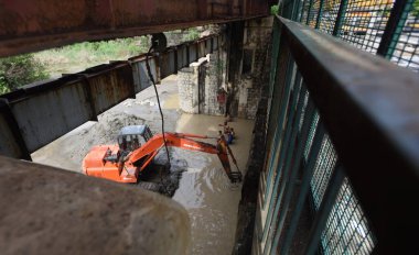 YENİ DELHI INDIA 29 HAZİRAN 2023 Mühendisler ve görevlilerle birlikte 29 Temmuz 2023 'te ITO' daki Yamuna köprü kapısını açmak için çalışıyorlar. Fotoğraf: Sonu Mehta Hindustan Times