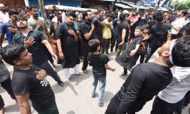 YENİ DELHI INDIA 29 HAZİRAN 2023 Müslüman dindar Şii Jama Mescidi Kaşmir Kapısı 'nda 29 Temmuz 2023 tarihinde Ashura 10 Muharram Kutsal Yas Töreni' ne katılıyor. 
