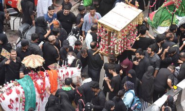 YENİ DELHI INDIA 29 HAZİRAN 2023 Müslüman dindar Şii Jama Mescidi Kaşmir Kapısı 'nda 29 Temmuz 2023 tarihinde Ashura 10 Muharram Kutsal Yas Töreni' ne katılıyor. 