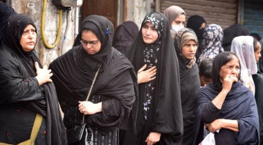 YENİ DELHI INDIA 29 HAZİRAN 2023 Müslüman dindar Şii Jama Mescidi Kaşmir Kapısı 'nda 29 Temmuz 2023 tarihinde Ashura 10 Muharram Kutsal Yas Töreni' ne katılıyor. 